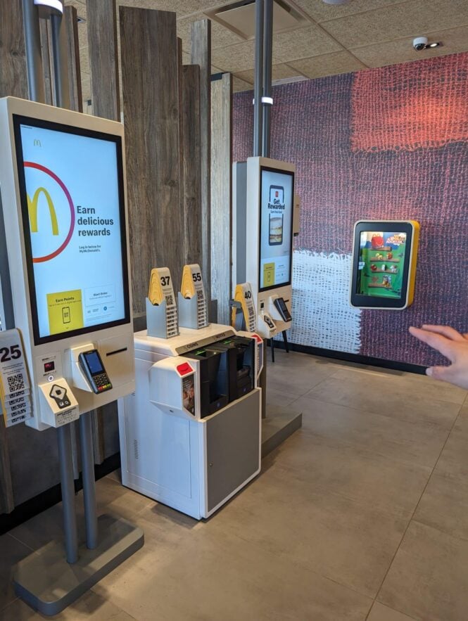 McDonalds touchscreen kiosk Cash